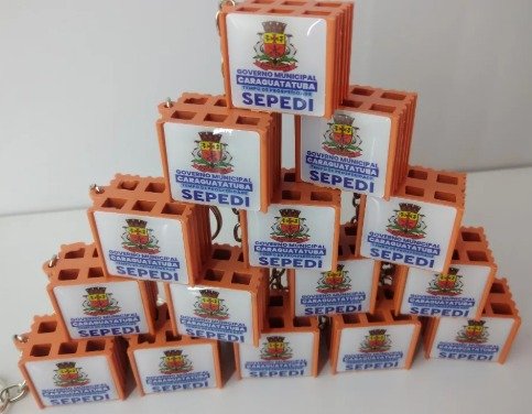 Chaveiro tijolinho em metal personalizado